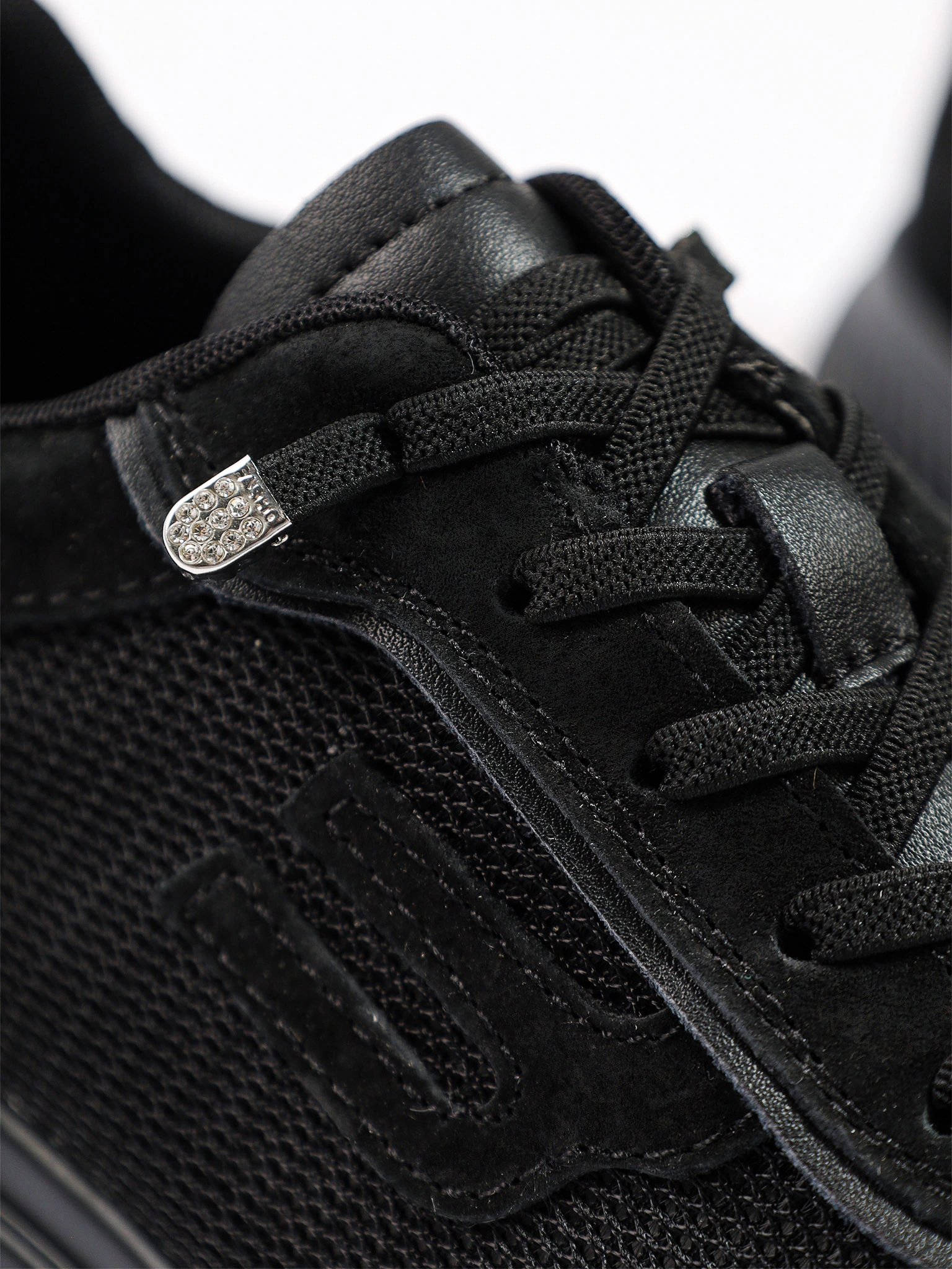 Кроссовки комбинированные черного цвета на низкой подошве